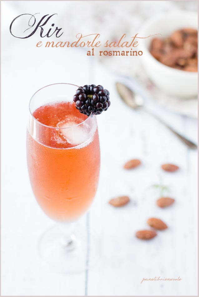 kir-cocktail-e-mandorle-salate-al-rosmarino