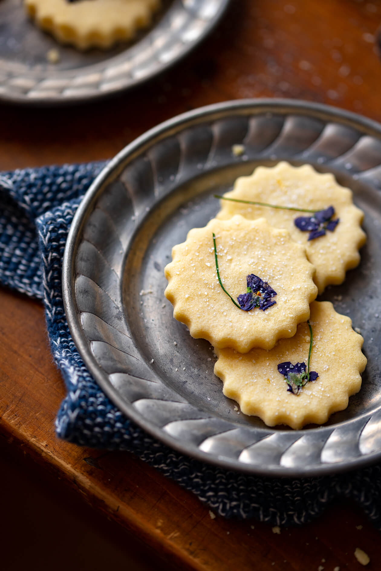 biscotti con fiori eduli e violette